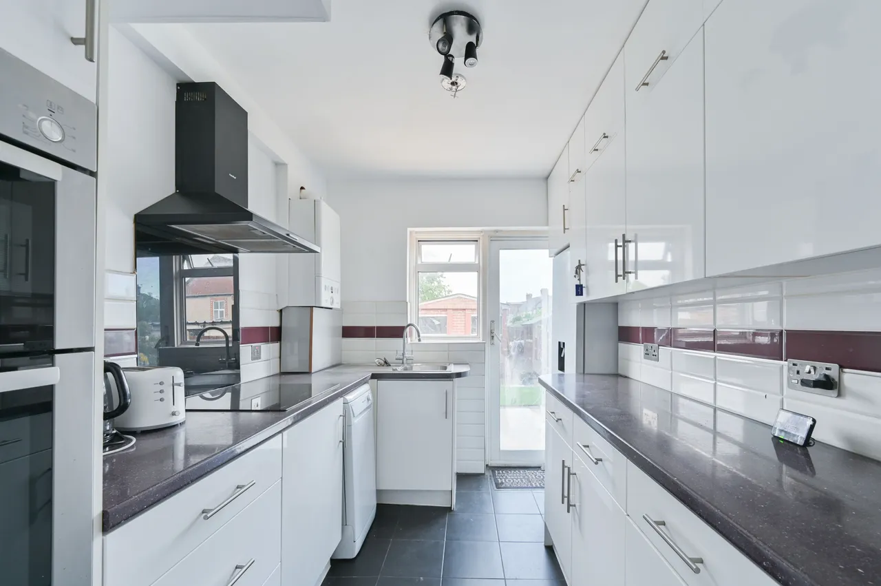 26 Wide Way, Mitcham, photo 4