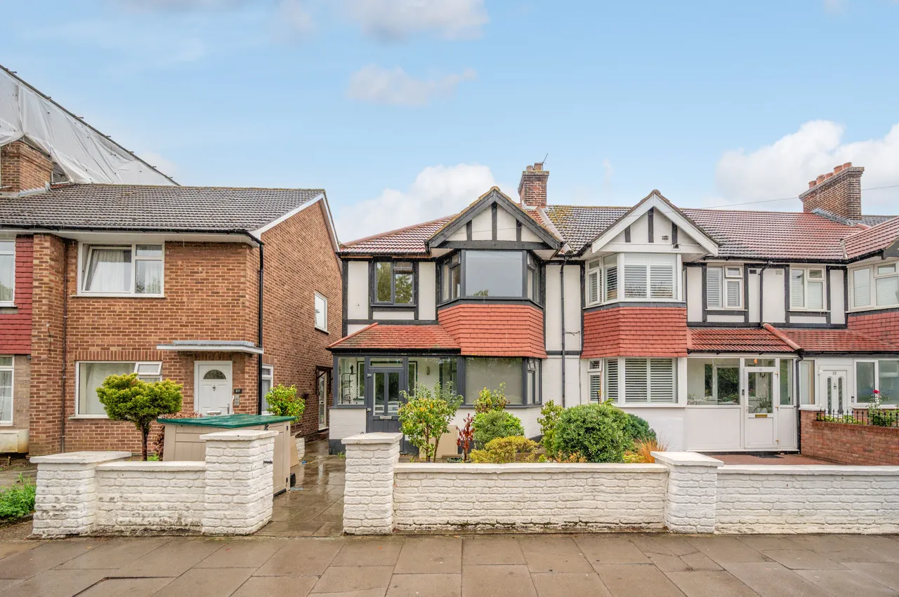 4 bed house to rent — 26 Wide Way, Mitcham