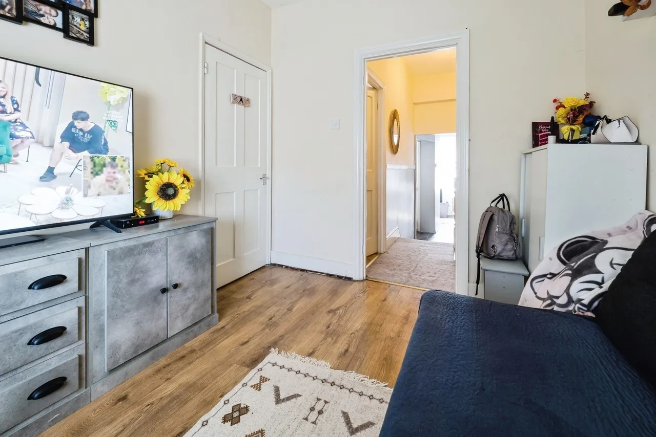 Lonsdale Avenue, East Ham, London, E6, photo 6