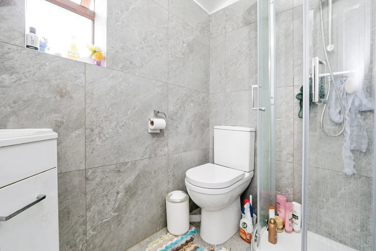 Lonsdale Avenue, East Ham, London, E6, photo 11
