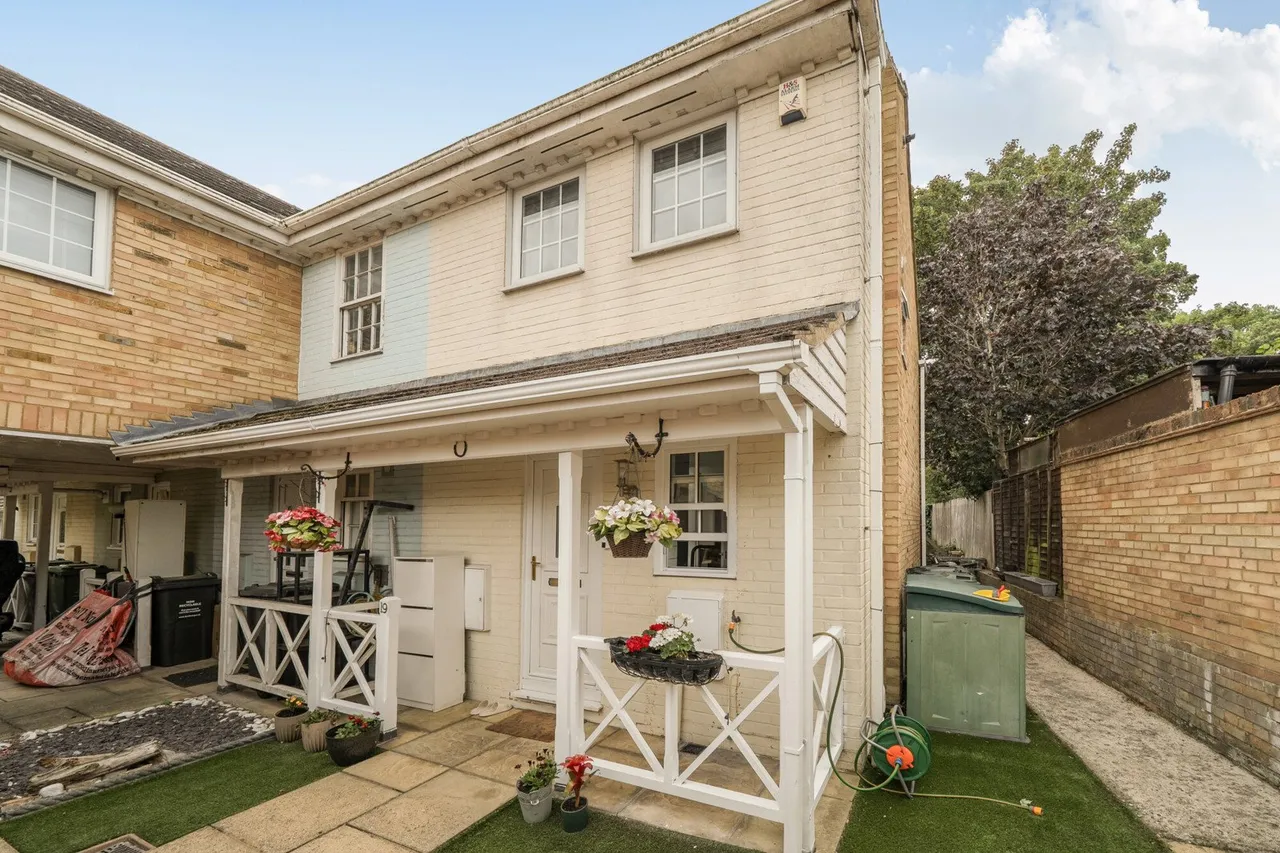 2 bed house for sale — Lamplighters Close, DA1