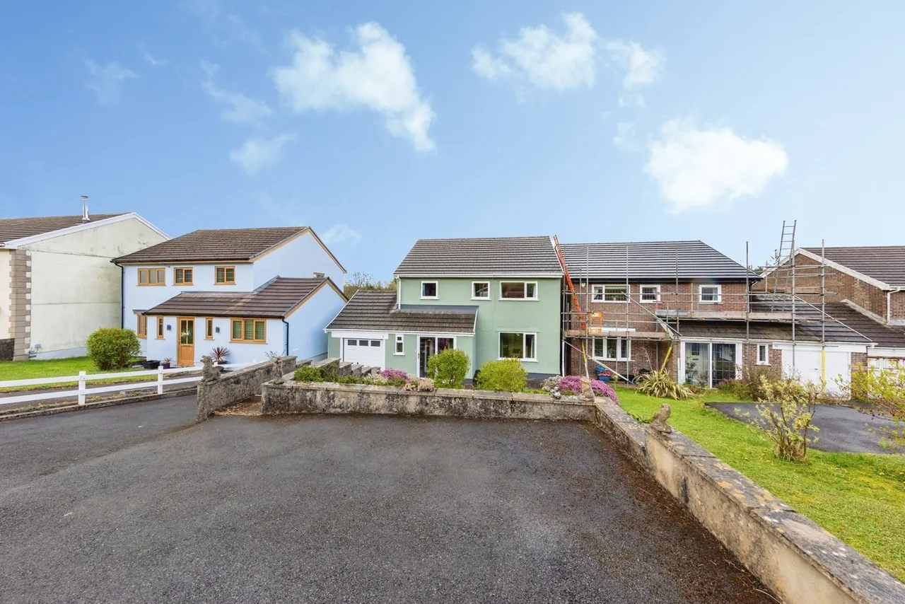 4 bed house for sale, Heol Y Nant, Llannon, SA14
