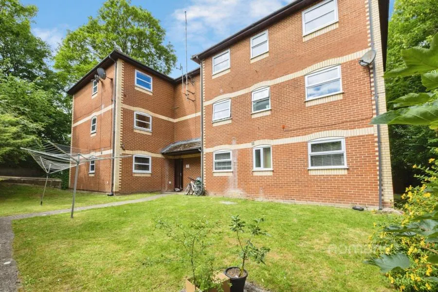 2 bed flat to rent, Elm Park Court, Reading, RG30