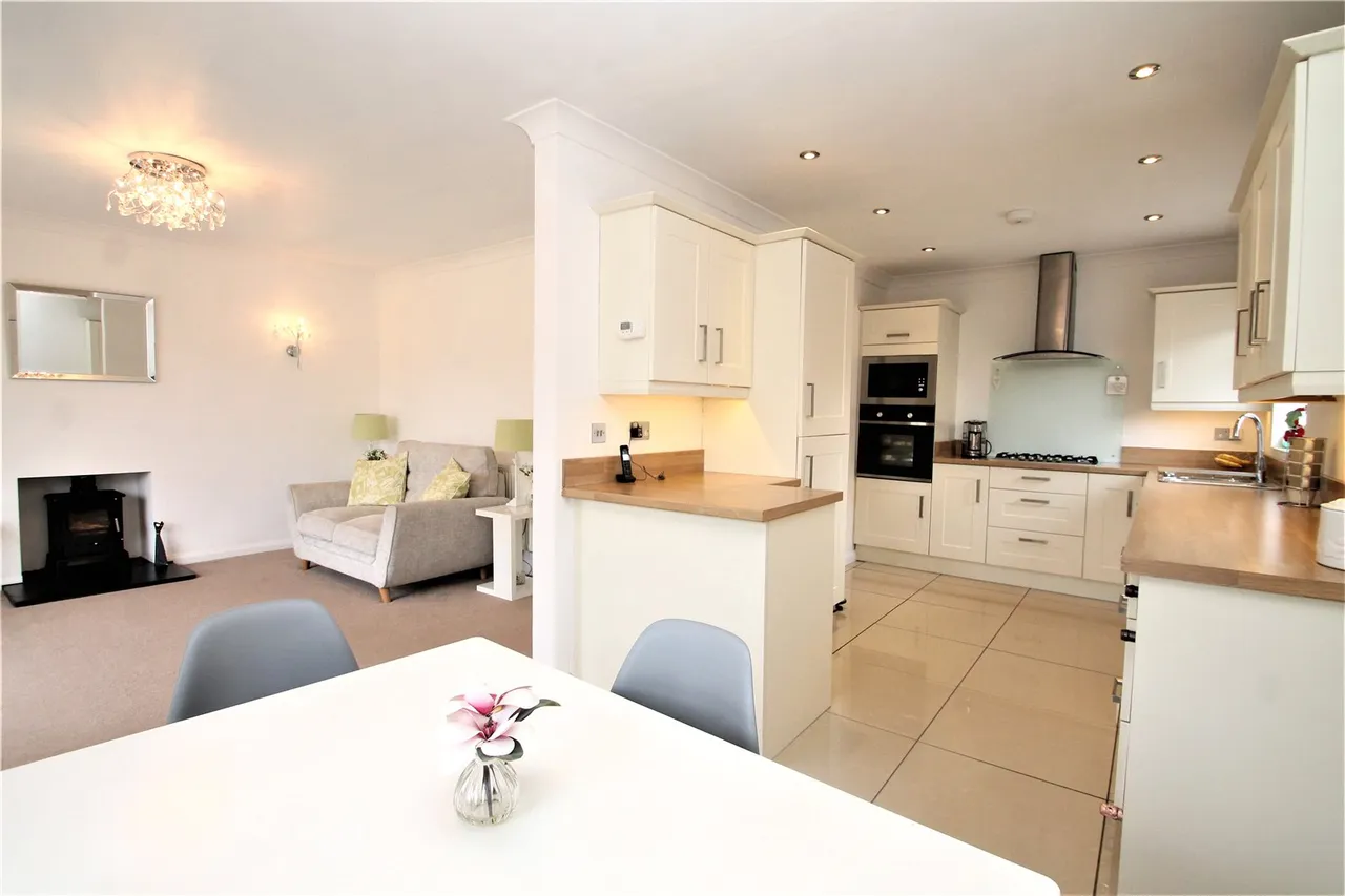White Acres Road, Mytchett, Camberley, Surrey, GU16 6JL, photo 2