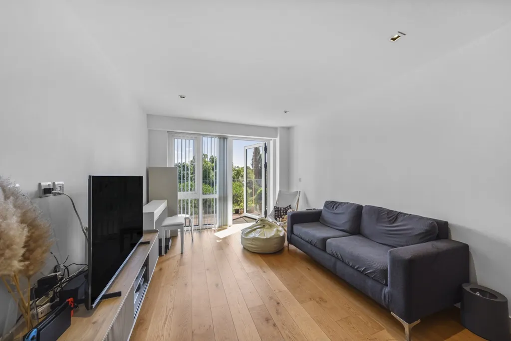 Kew Bridge Road, Brentford, TW8, photo 2