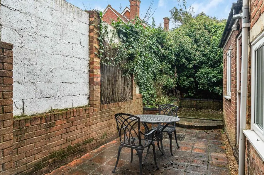 Upper South View, Farnham, GU9, photo 13