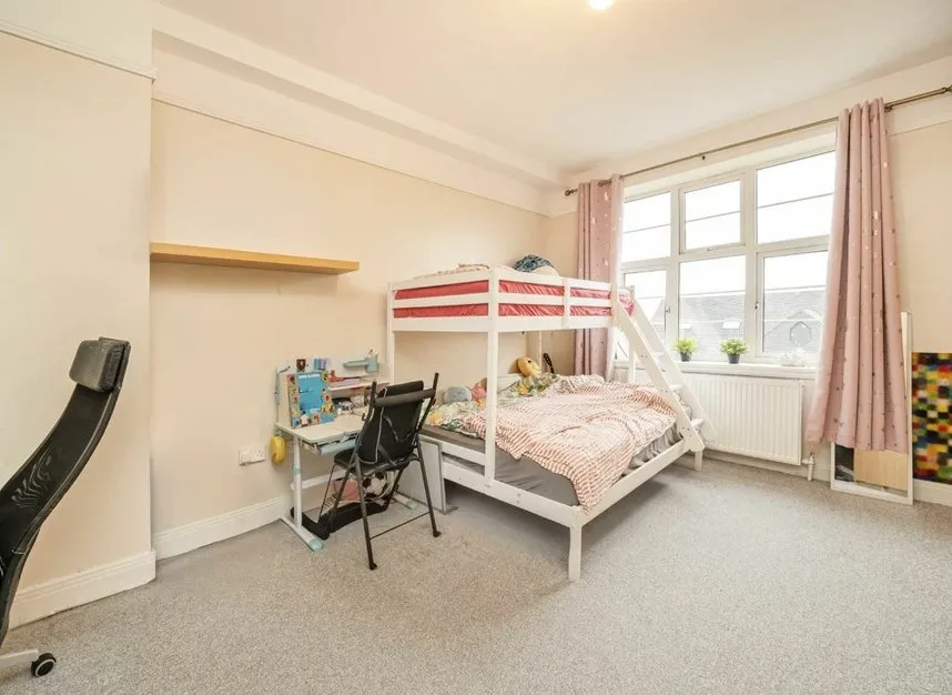 Golders Green Road, Golders Green, NW11, photo 7