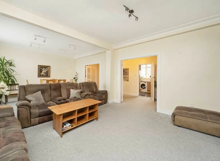 Golders Green Road, Golders Green, NW11, photo 3
