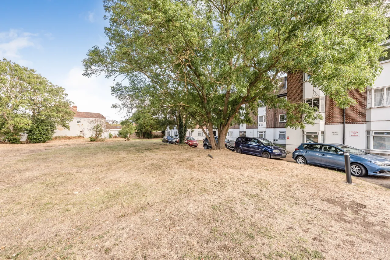 Great West Road, Isleworth Fees Apply, TW7, photo 13