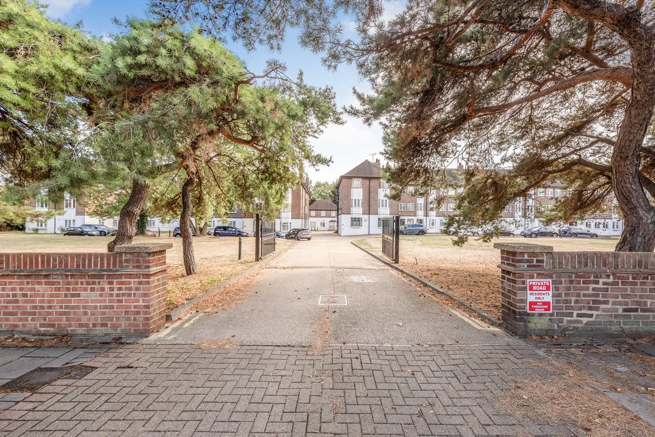 Great West Road, Isleworth Fees Apply, TW7, photo 14