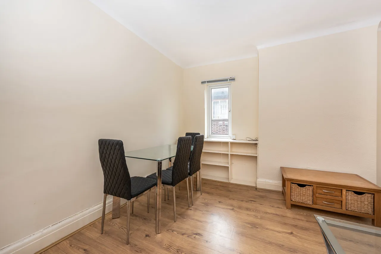 Great West Road, Isleworth Fees Apply, TW7, photo 3