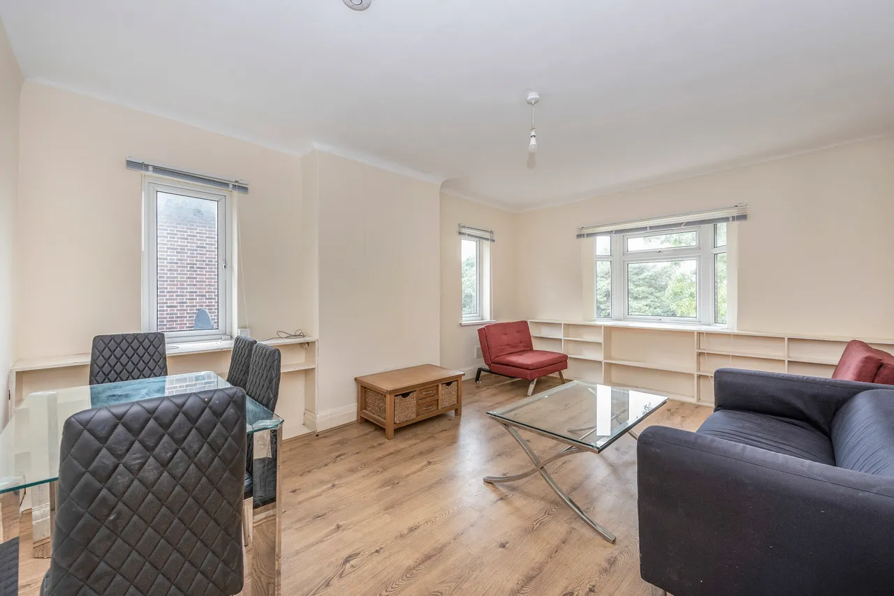 2 bed flat to rent, Great West Road, Isleworth Fees Apply, TW7