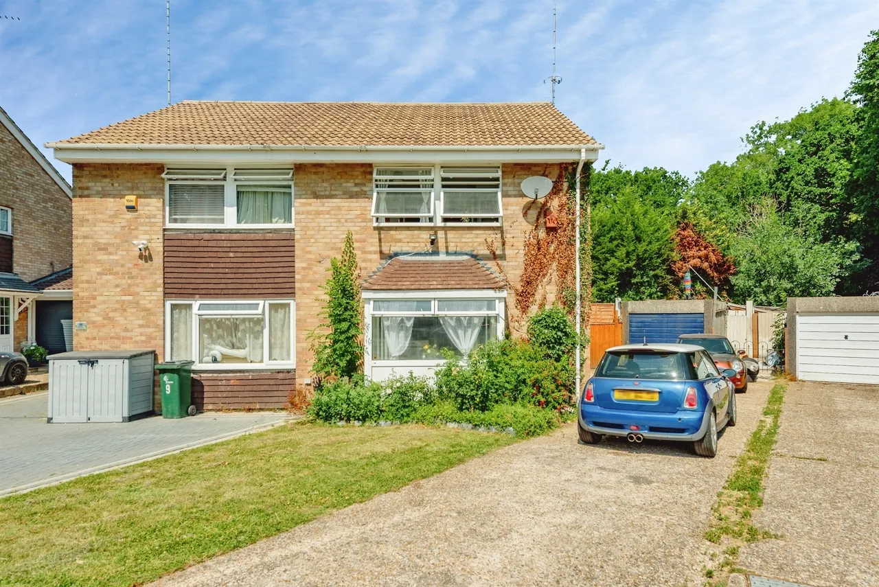 3 bed house for sale — Canvey Close, Crawley