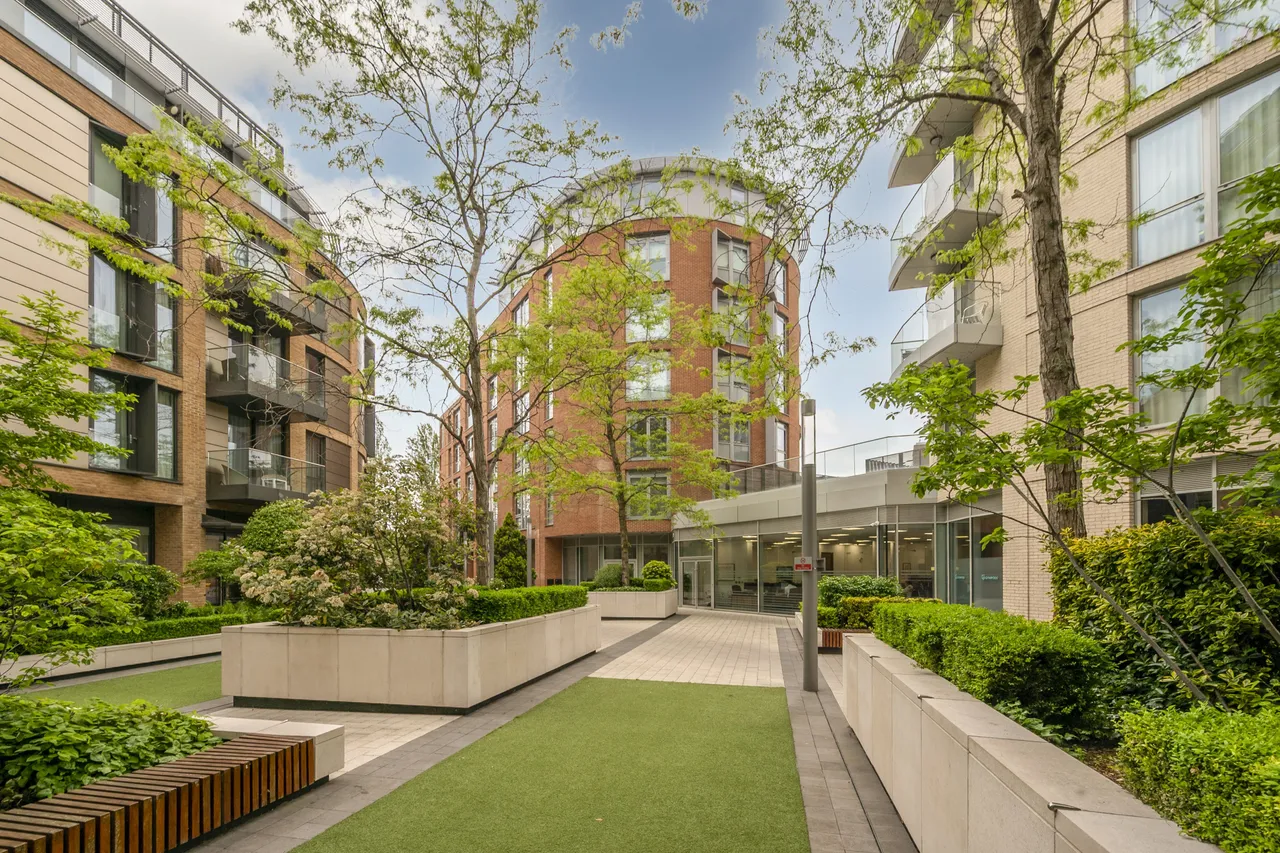 2 bed flat for sale — Apartment 307 (25% Share), Walpole Lodge, 7 Plaza Gardens, London