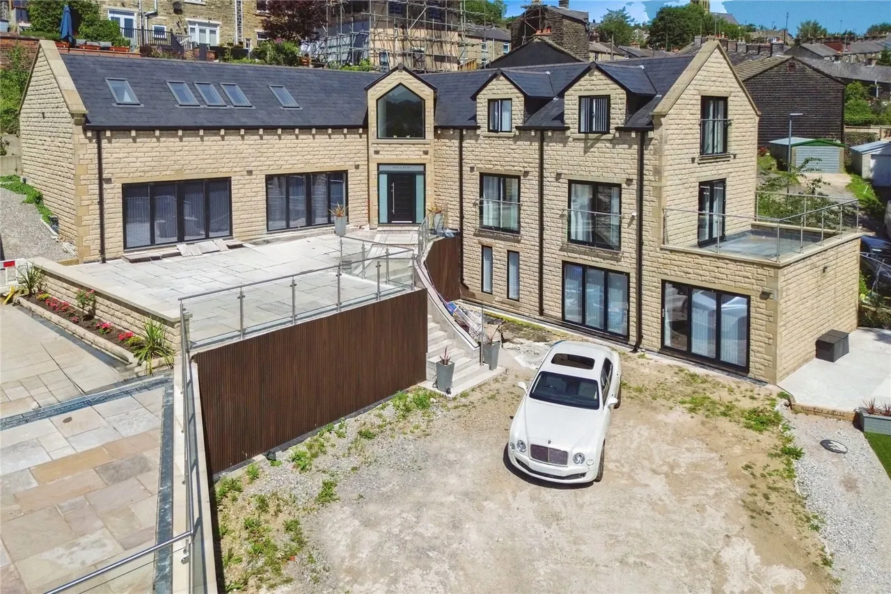 6 bed house for sale — Milton Brae, Milton Street, Mossley, Ashton-under-Lyne, OL5