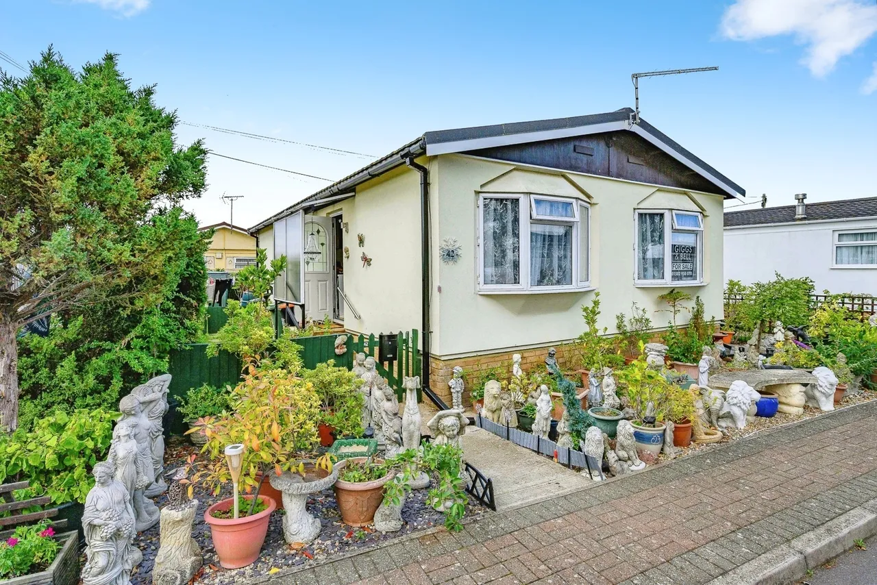 2 bed mobile home for sale — Little Meadow, Woodside Home Park, Woodside, Luton, LU1
