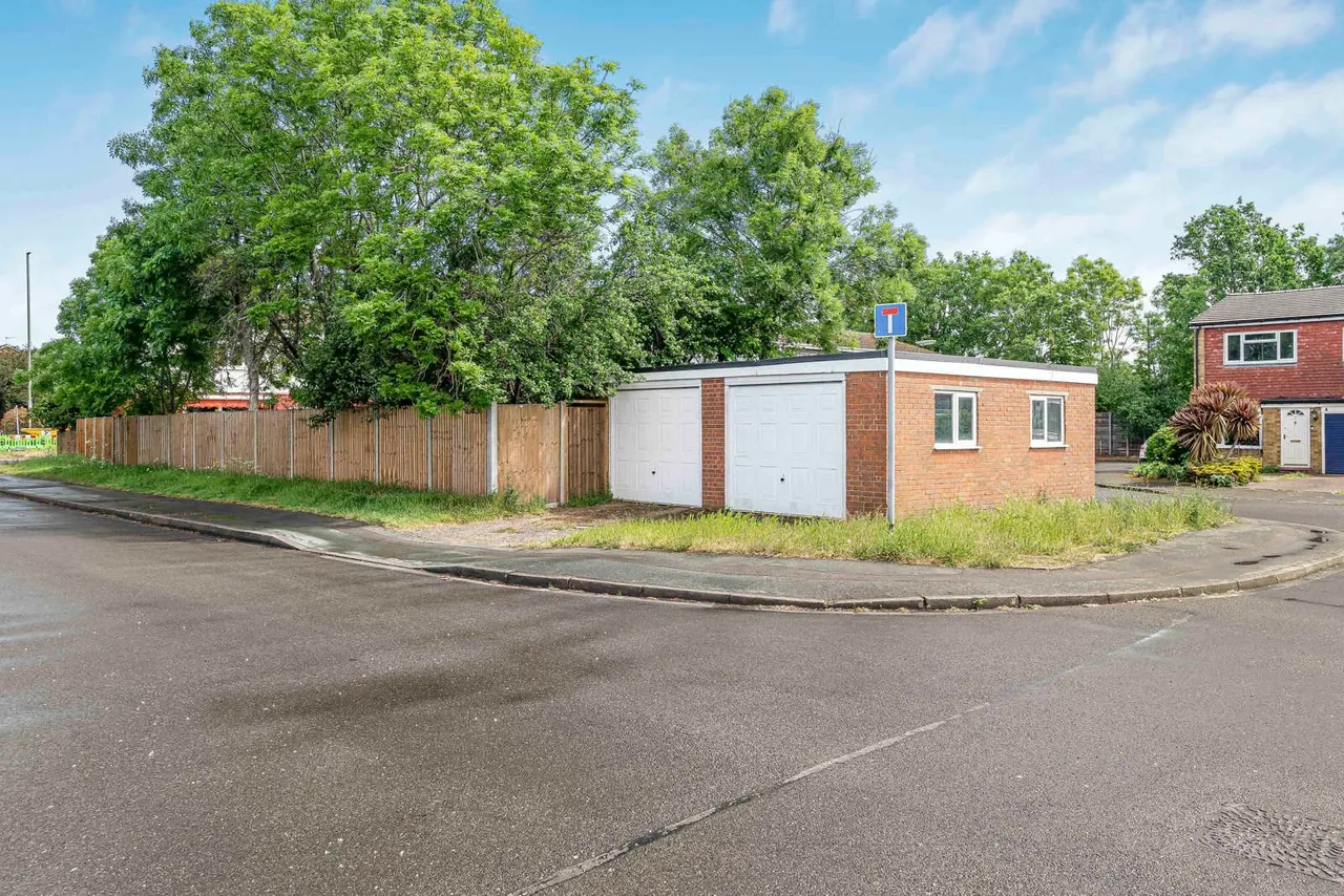 Staines Road West, Sunbury-on-Thames, TW16, photo 15