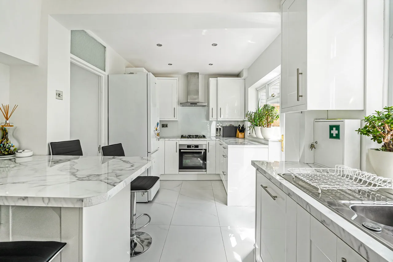 Staines Road West, Sunbury-on-Thames, TW16, photo 3