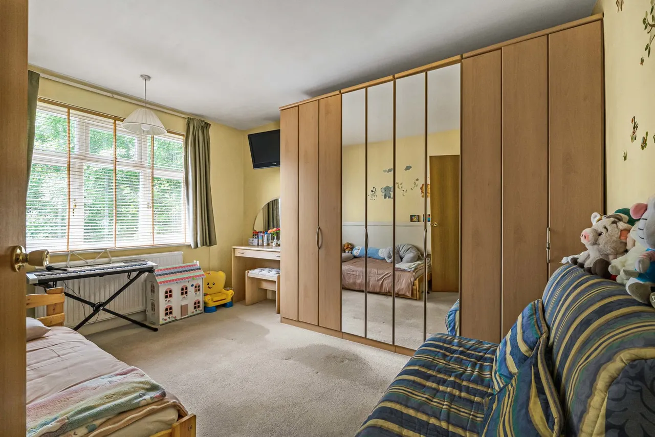 Staines Road West, Sunbury-on-Thames, TW16, photo 6