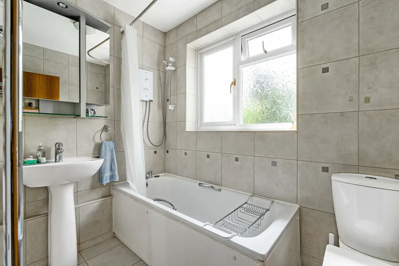 Staines Road West, Sunbury-on-Thames, TW16, photo 11