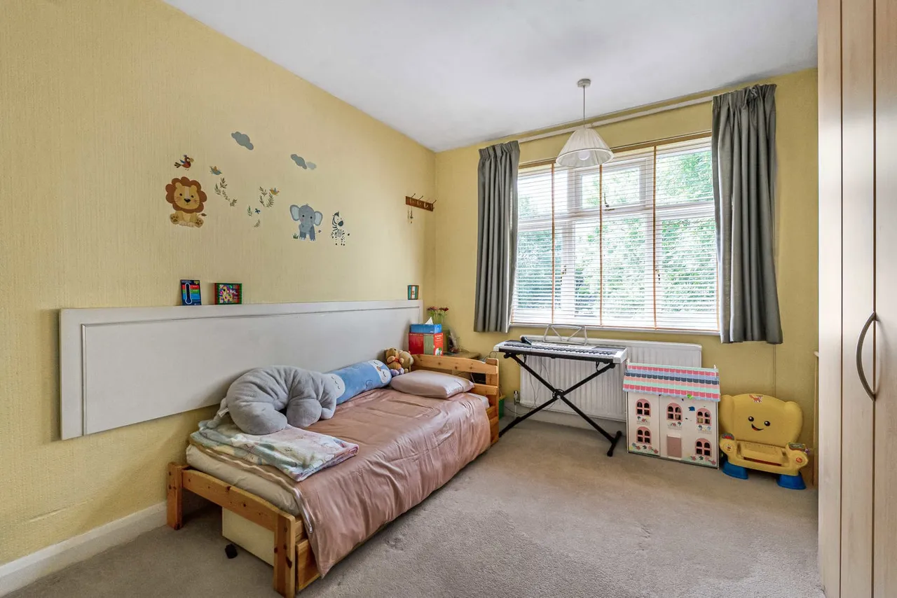 Staines Road West, Sunbury-on-Thames, TW16, photo 7