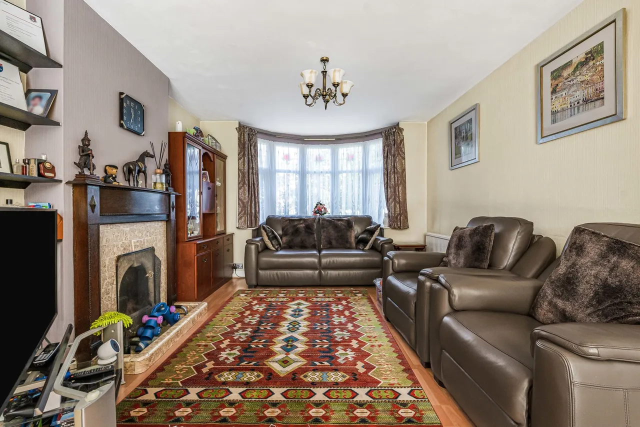 Staines Road West, Sunbury-on-Thames, TW16, photo 4