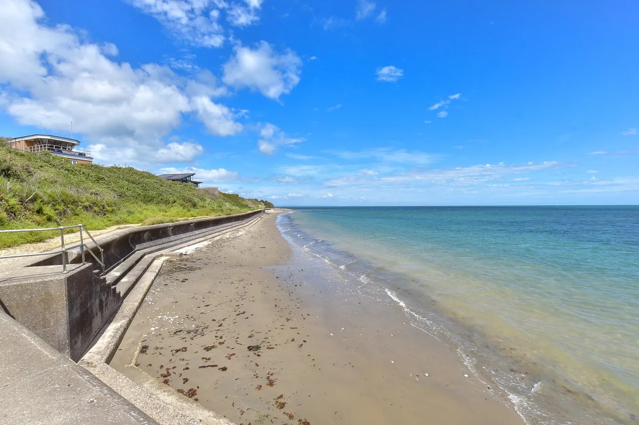 Bembridge, PO35, photo 2