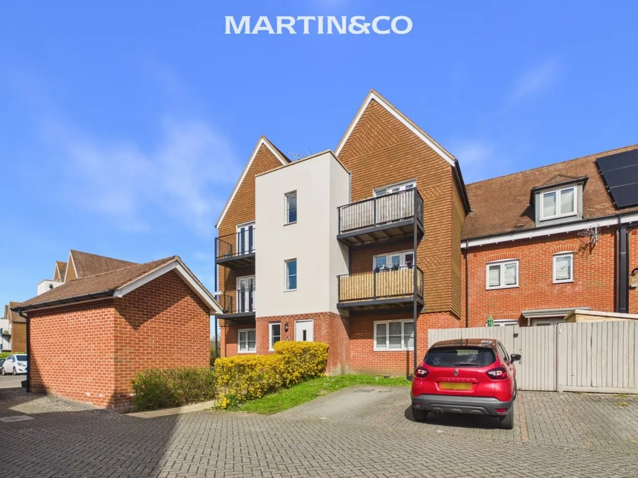 2 bed flat for sale — Outfield Crescent, Wokingham