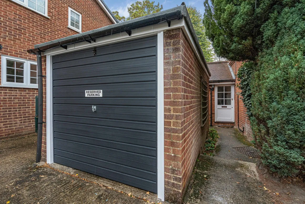 Middle Hill, Egham, TW20, photo 3