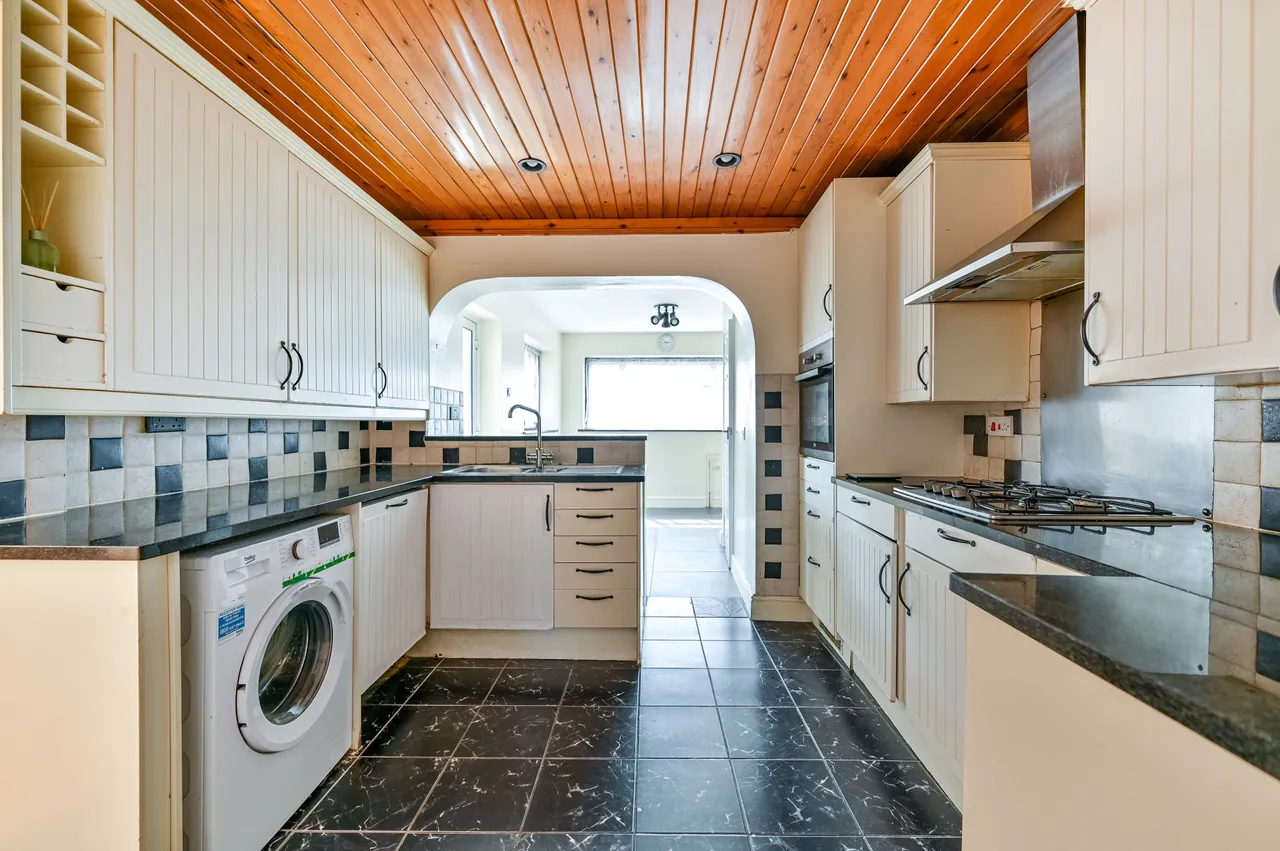 219 Tudor Drive, Morden, photo 3