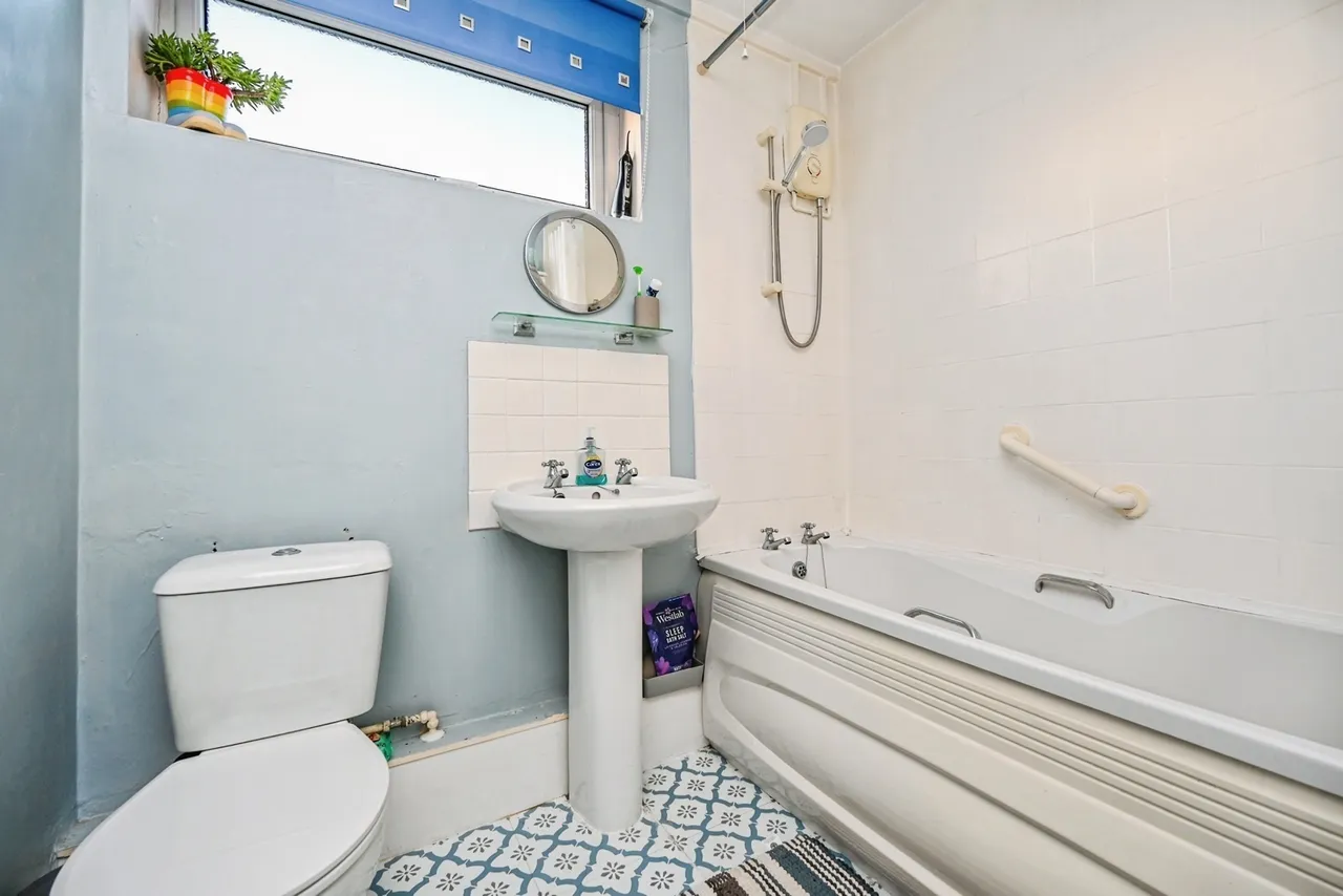 Nazeby Avenue, Crosby, L23, photo 11