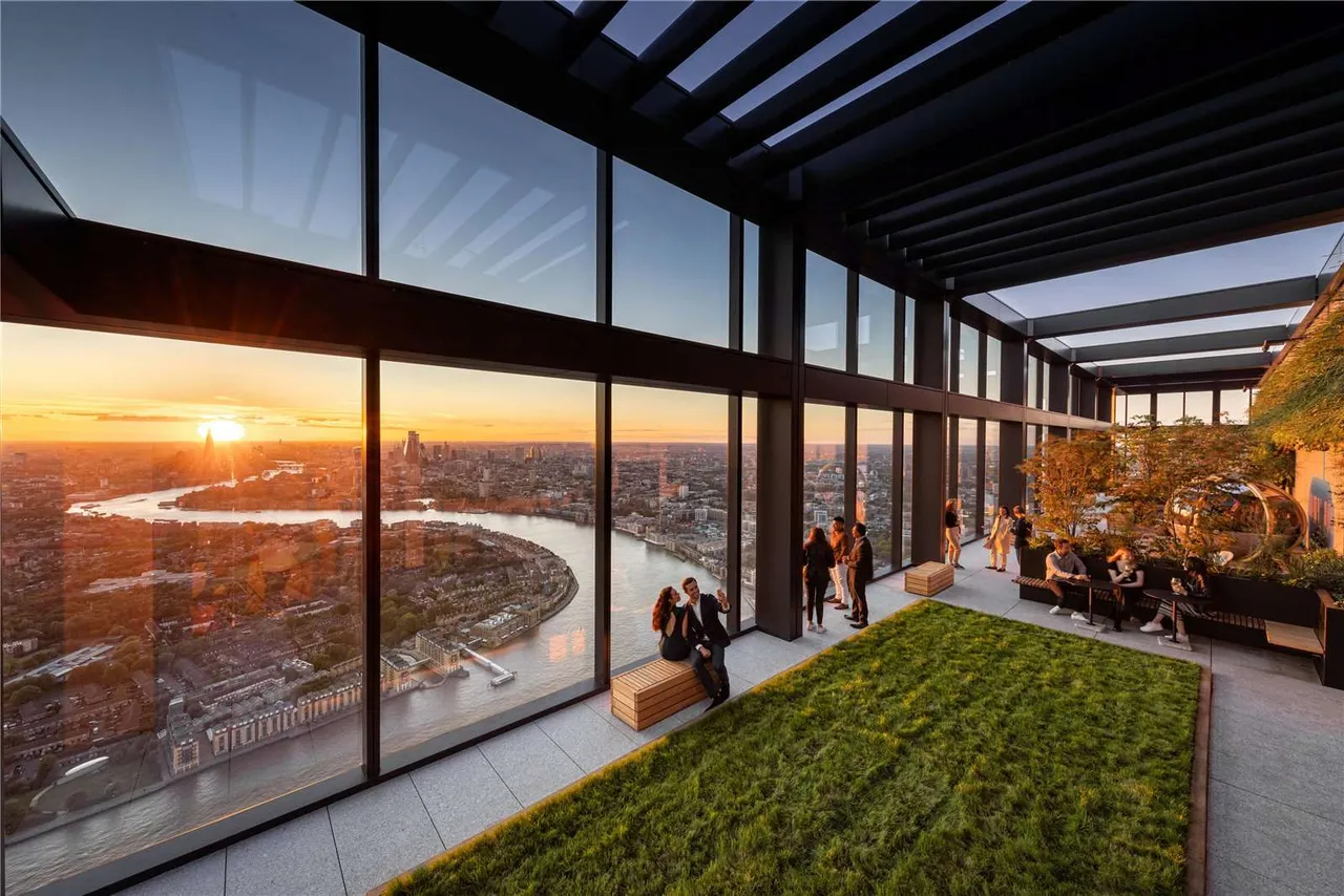 new development for sale — Landmark Pinnacle, Marsh Wall, London, E14 9GU