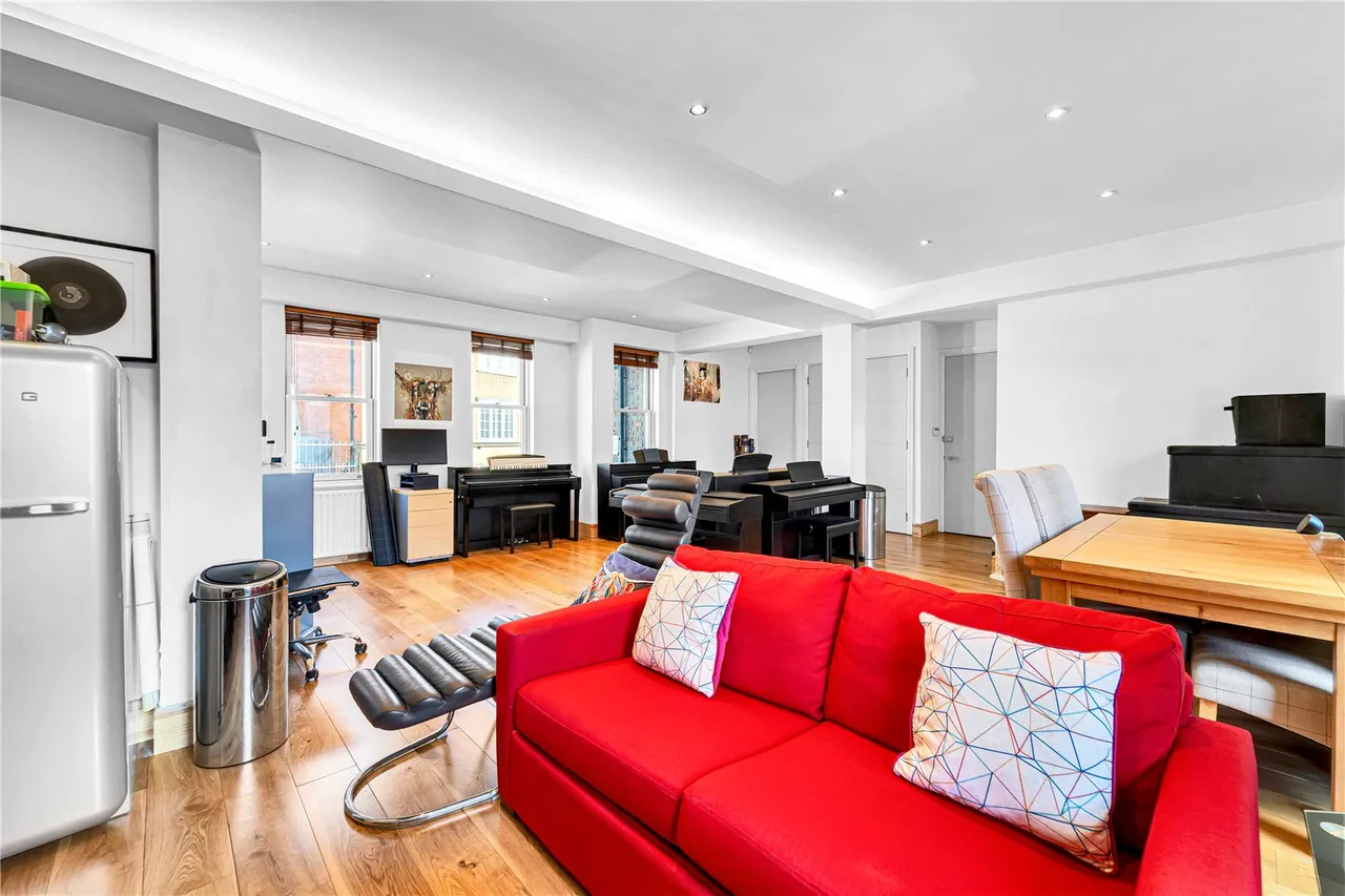 High Street, Hampton, TW12 2SQ, photo 2