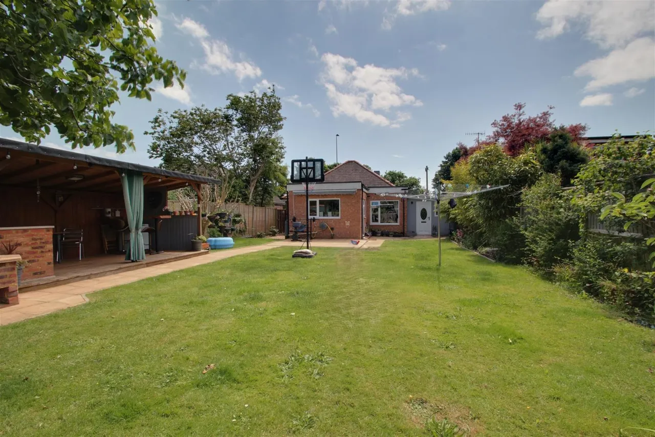 3 bed house for sale — Upper Brighton Road, Sompting, Lancing