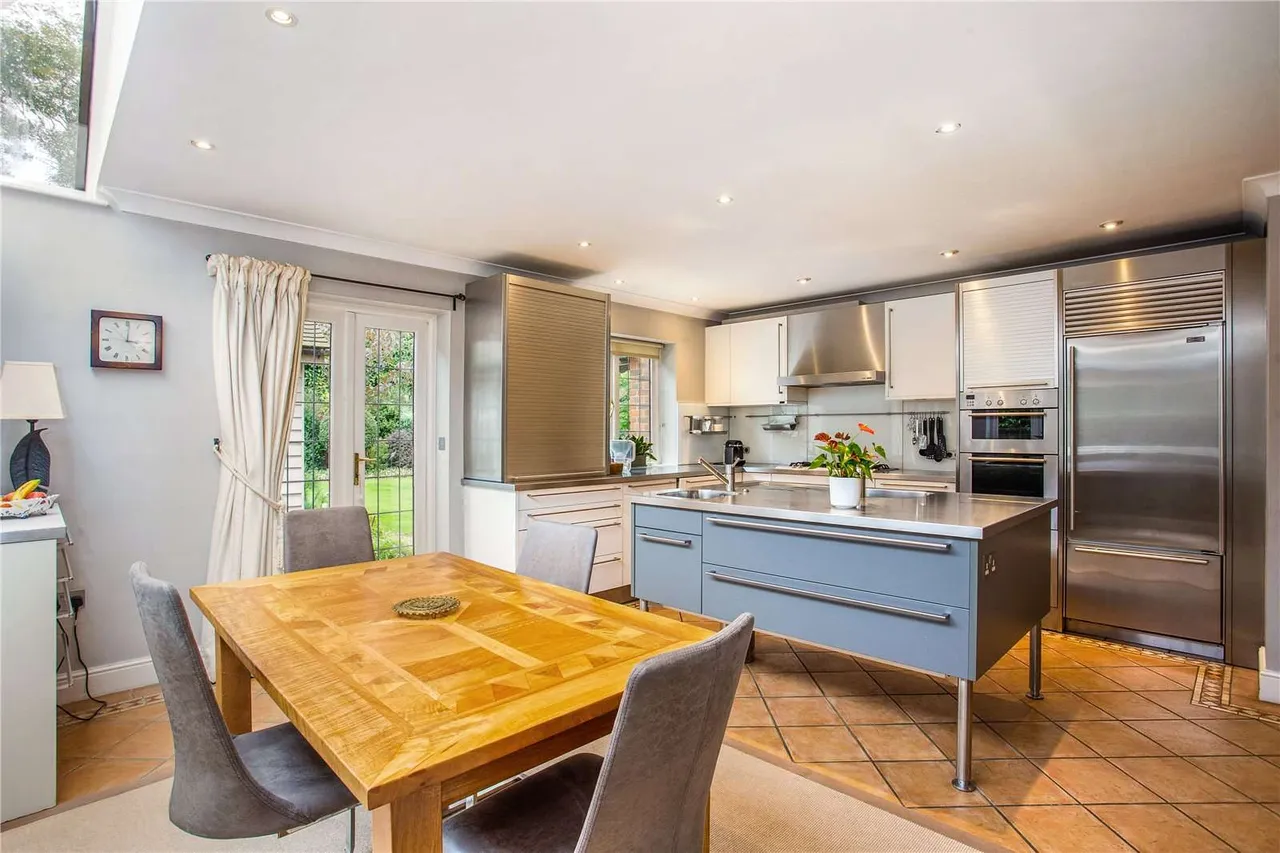 Heatherbank Close, Cobham, Surrey, KT11 2LT, photo 2
