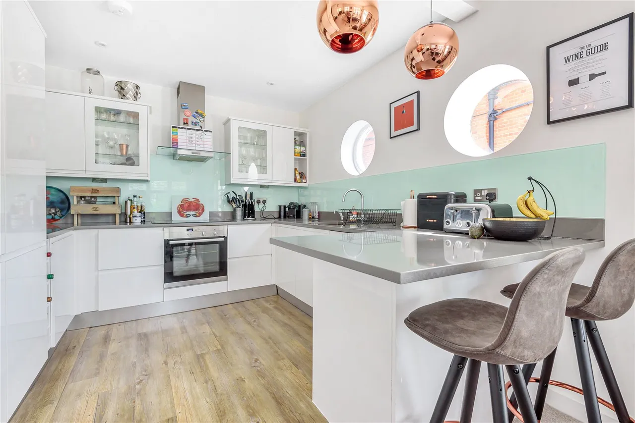 High Street, Hampton, TW12 2SA, photo 5