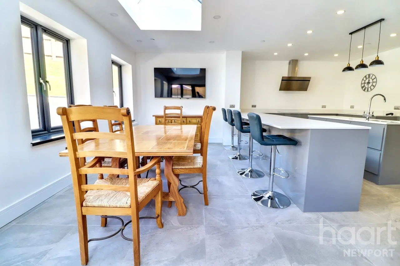 Royal Oak Hill, Newport, NP18, photo 10