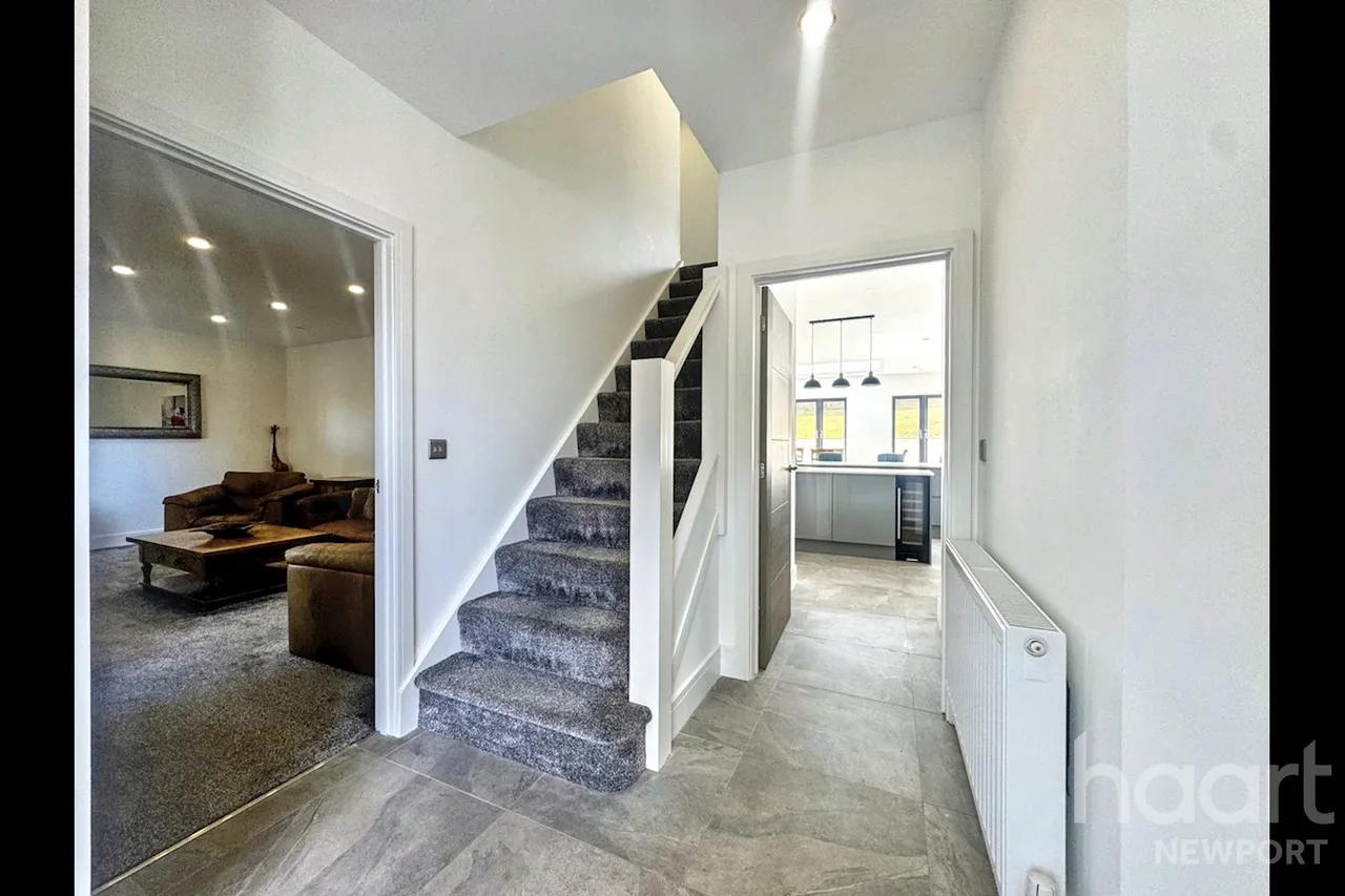 Royal Oak Hill, Newport, NP18, photo 6
