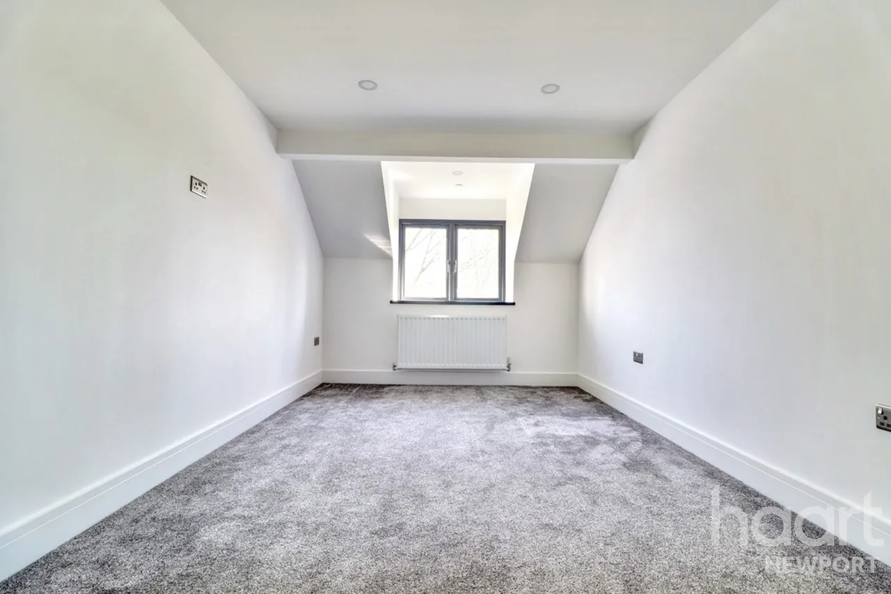Royal Oak Hill, Newport, NP18, photo 18