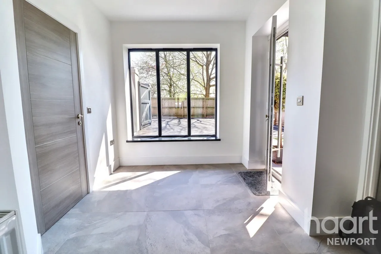 Royal Oak Hill, Newport, NP18, photo 13