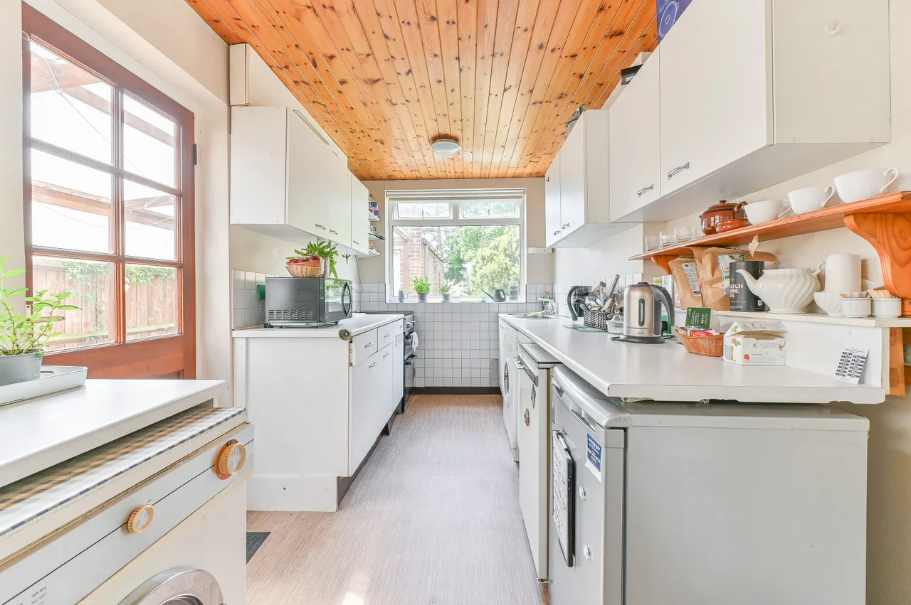 76 Manor Drive North, New Malden, photo 3