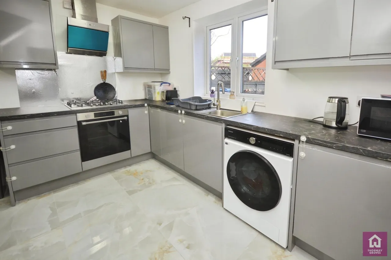 Bronte Avenue, Bury, BL9, photo 4