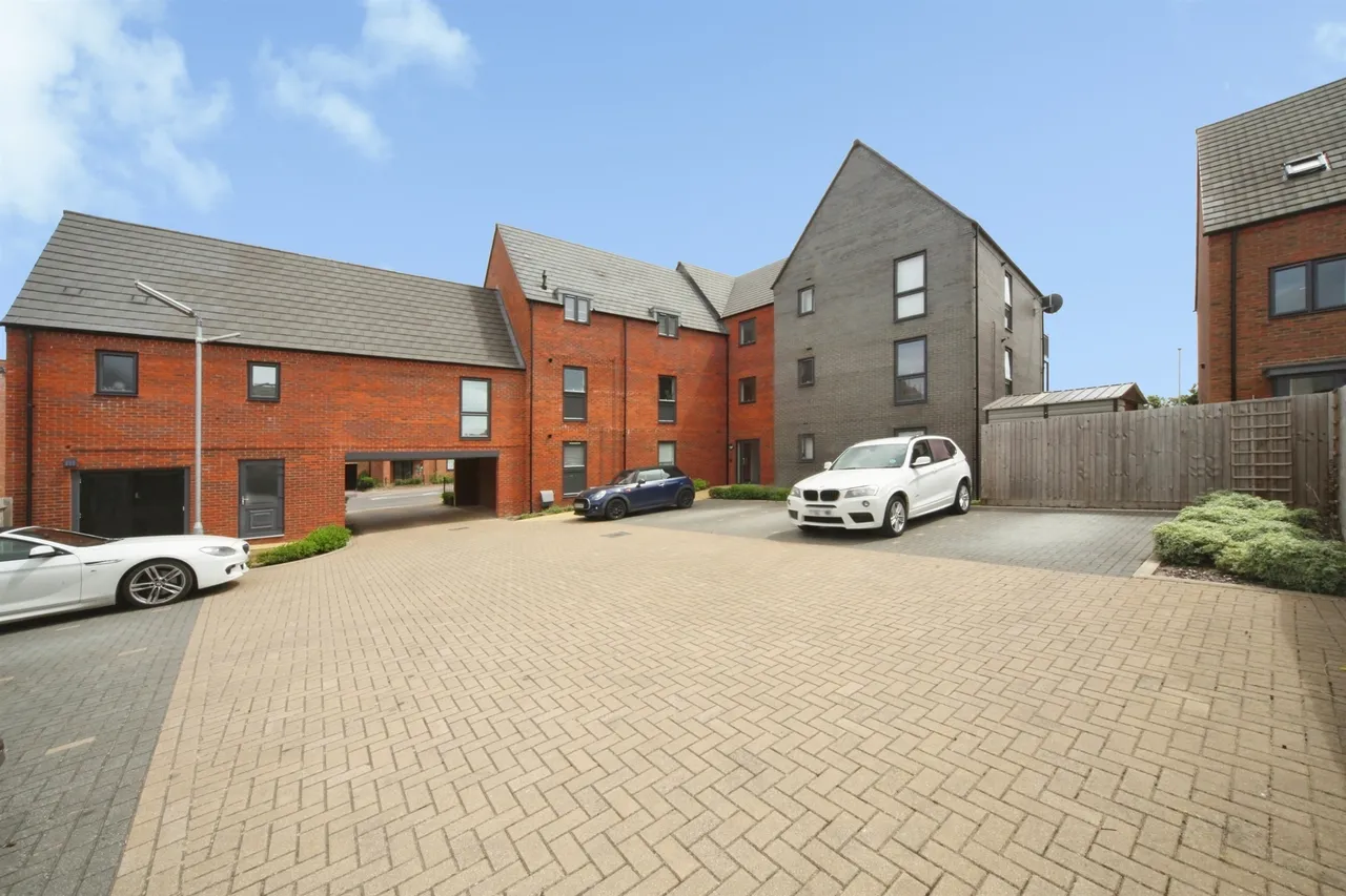 Silver Birch Avenue, Houghton Regis, LU5, photo 16