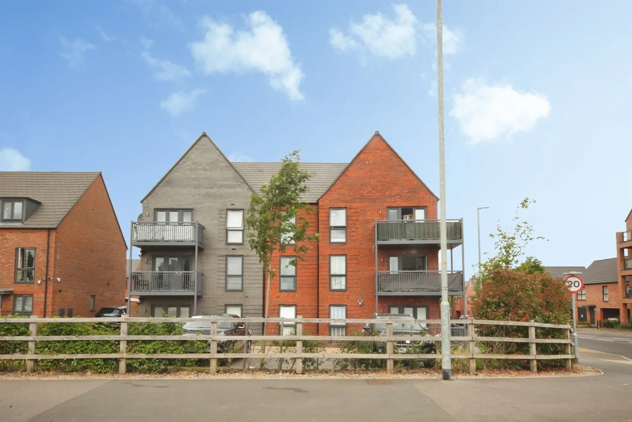 2 bed flat for sale, Silver Birch Avenue, Houghton Regis, LU5