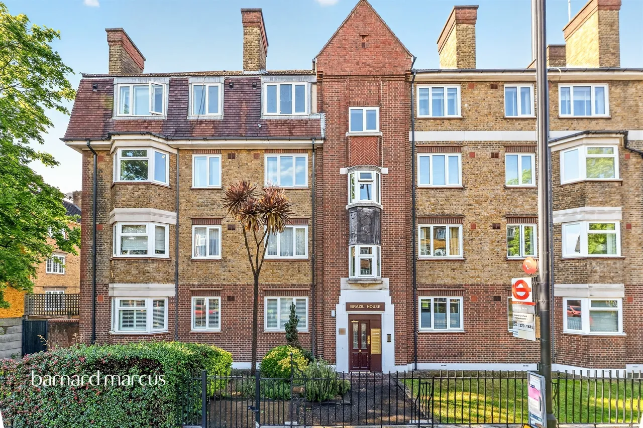 3 bed flat for sale — Armoury Way, London