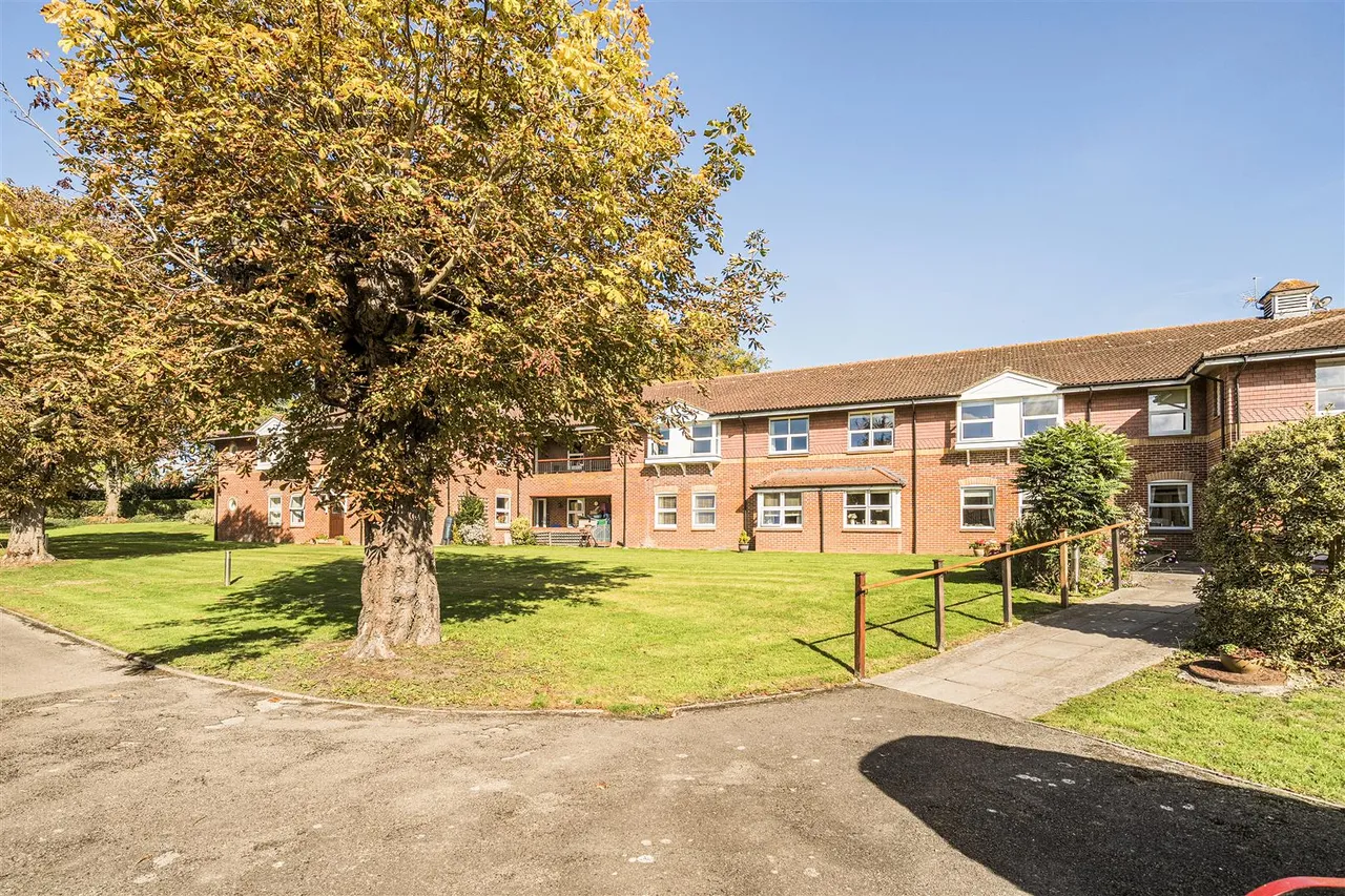 Meadow Drive, Devizes, SN10, photo 16