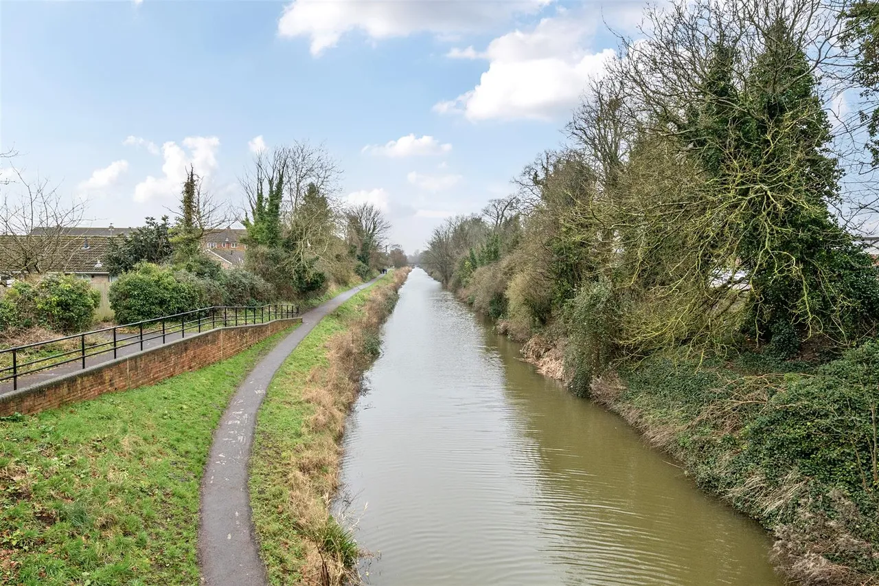 Meadow Drive, Devizes, SN10, photo 8