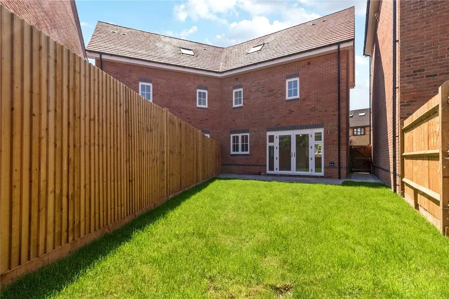 Moorfield Mews, Staines-upon-Thames, TW18, photo 11