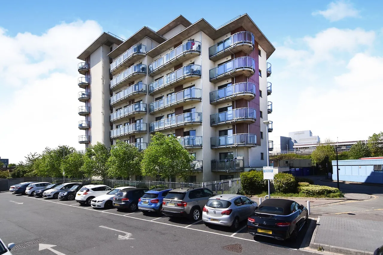 2 bed flat to rent — Charrington Court, Romford, RM1 1TF