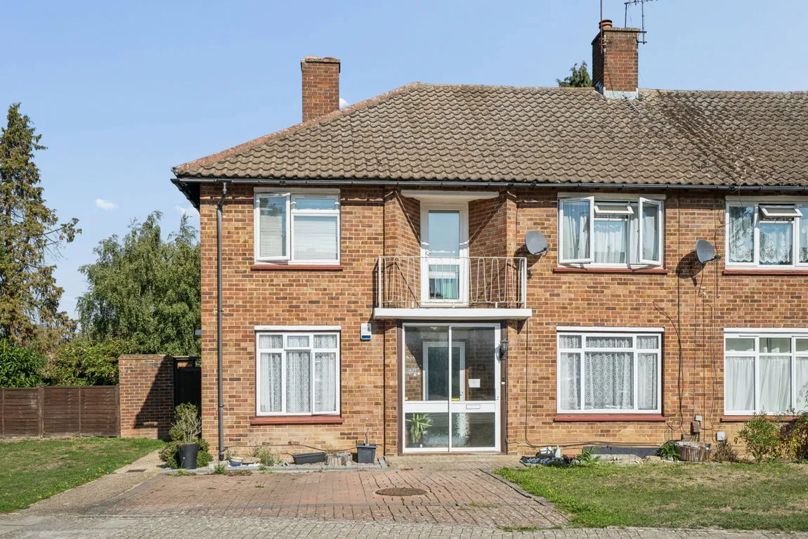 2 bed flat for sale, Ellement Close, Pinner, HA5